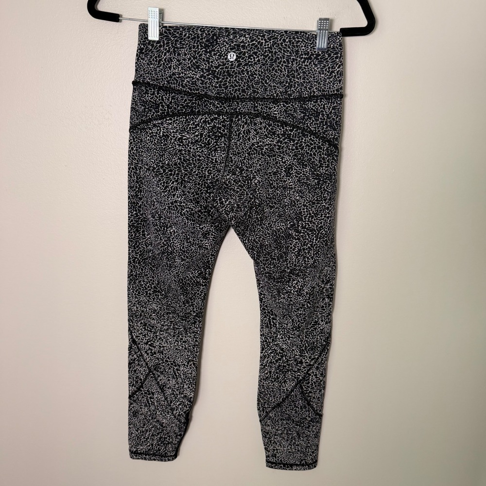 Lululemon In Movement Tight 25" Everluxe Leggings (8) Activewear Animal Print - Picture 7 of 14